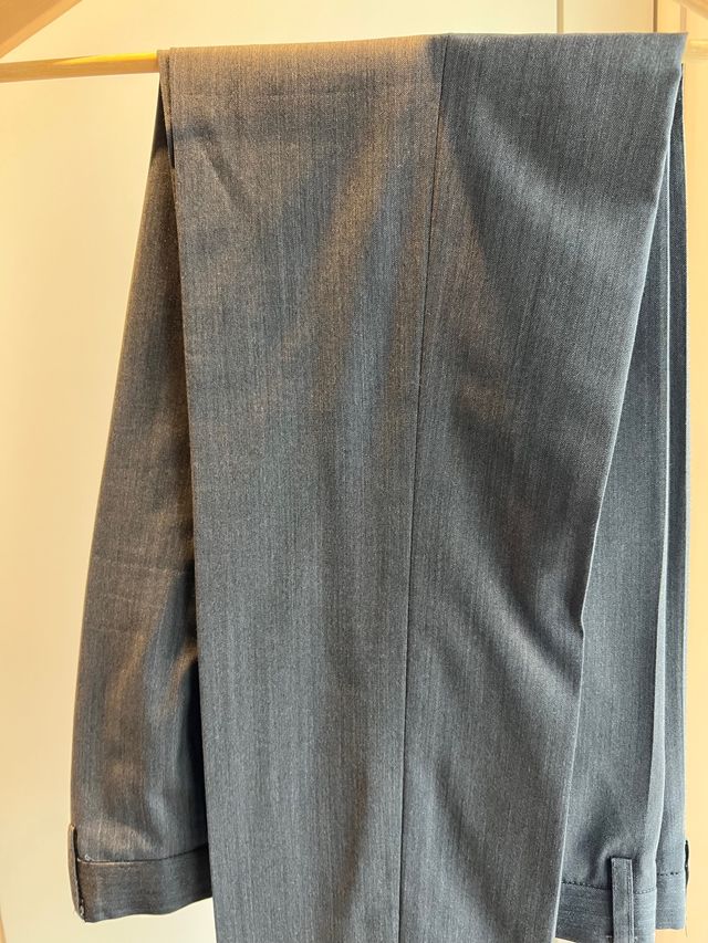 Traje gris oscuro de espiga