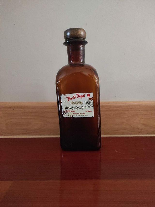 Antigua botella de cristal marrón.