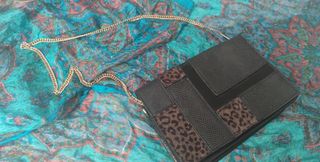 bolso fiesta charol negro y print animal