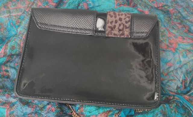 bolso fiesta charol negro y print animal