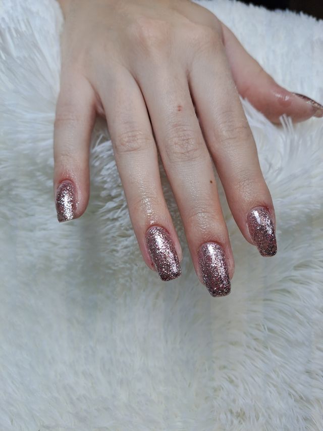 uñas de gel y semipermanente