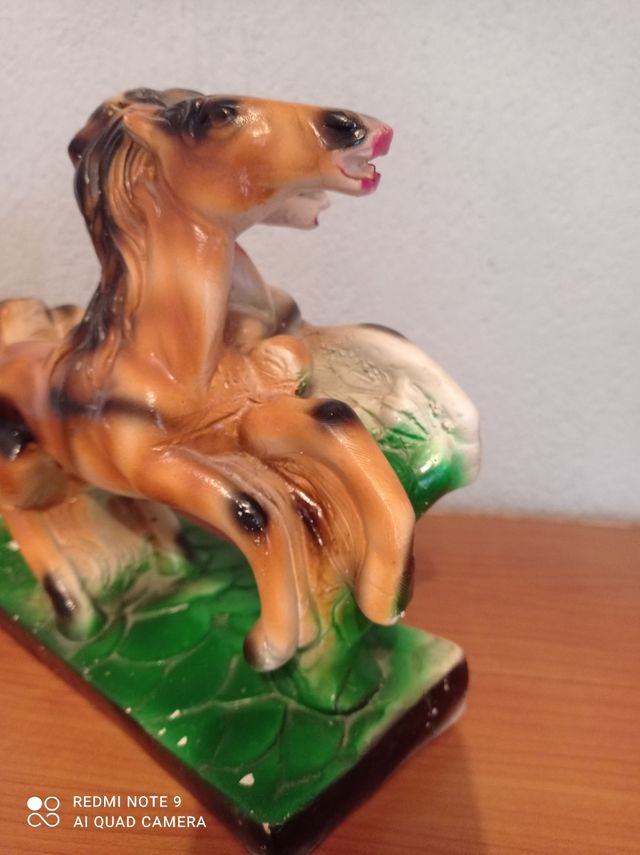 carro romano antiguo de escayola o yeso 