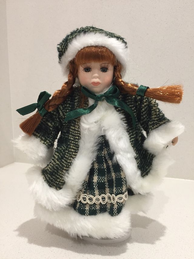 Muñeca de porcelana "Porcelain Doll"