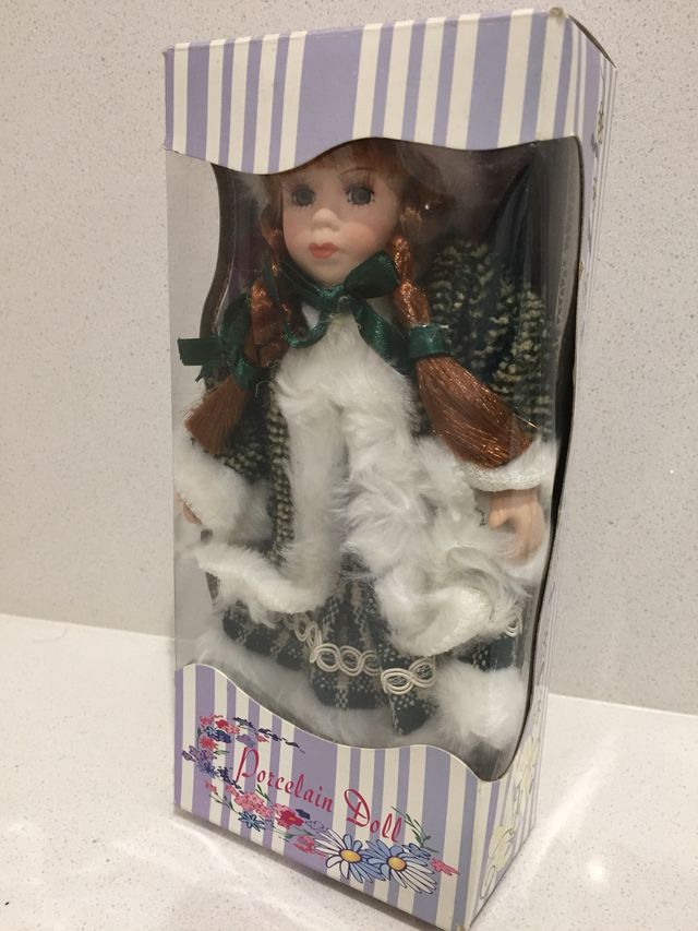 Muñeca de porcelana "Porcelain Doll"