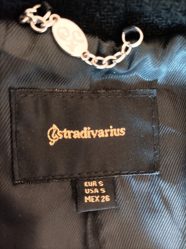 Abrigo negro con botones