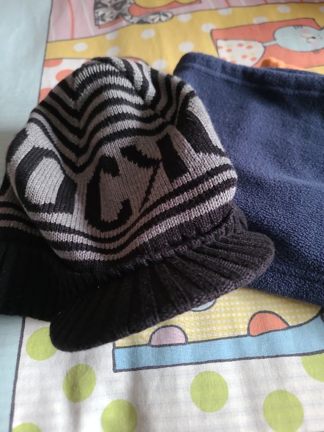 Gorra y polares cuello