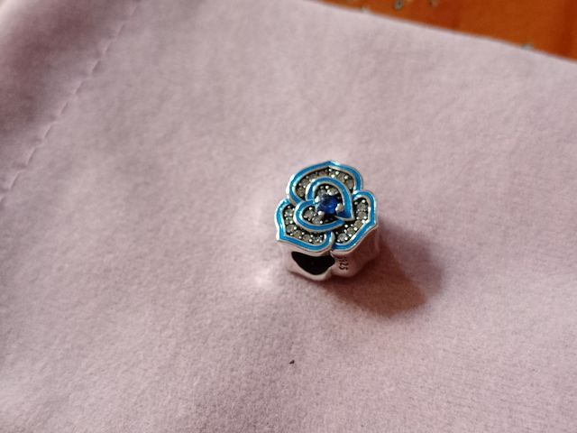 Charm Flor azul de plata de ley