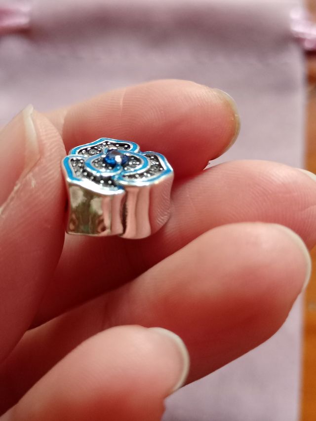 Charm Flor azul de plata de ley