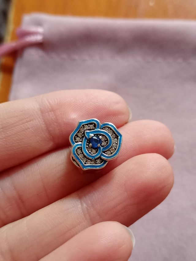 Charm Flor azul de plata de ley