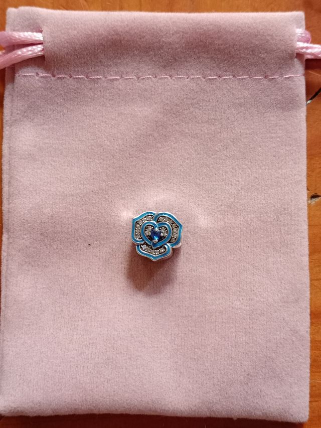 Charm Flor azul de plata de ley