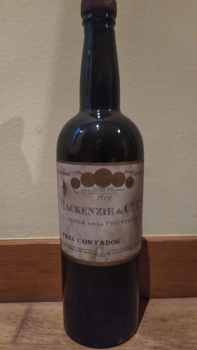 Botella antigua Mackenzie & Co. Ltd. Tres cortados
