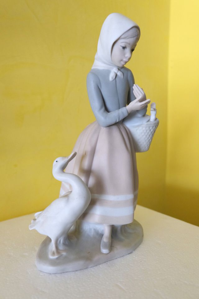 Figura de porcelana Lladró Niña con ocas