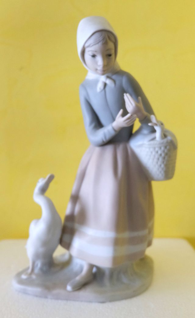 Figura de porcelana Lladró Niña con ocas