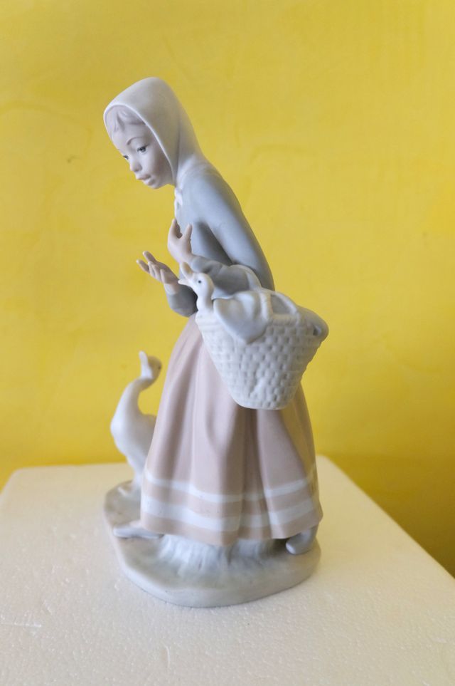 Figura de porcelana Lladró Niña con ocas