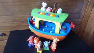 Barco infantil con muñecos, música y formas