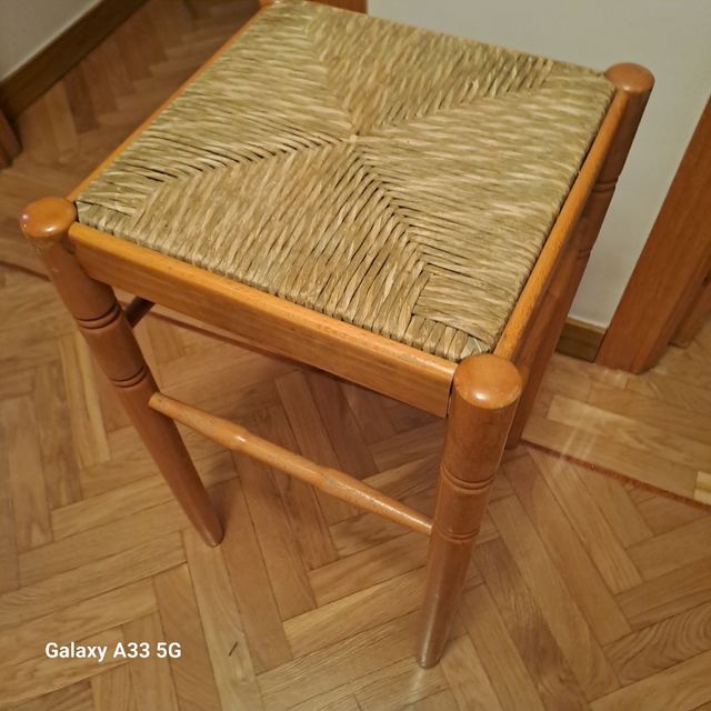 Taburete alto de pino y cuerda.