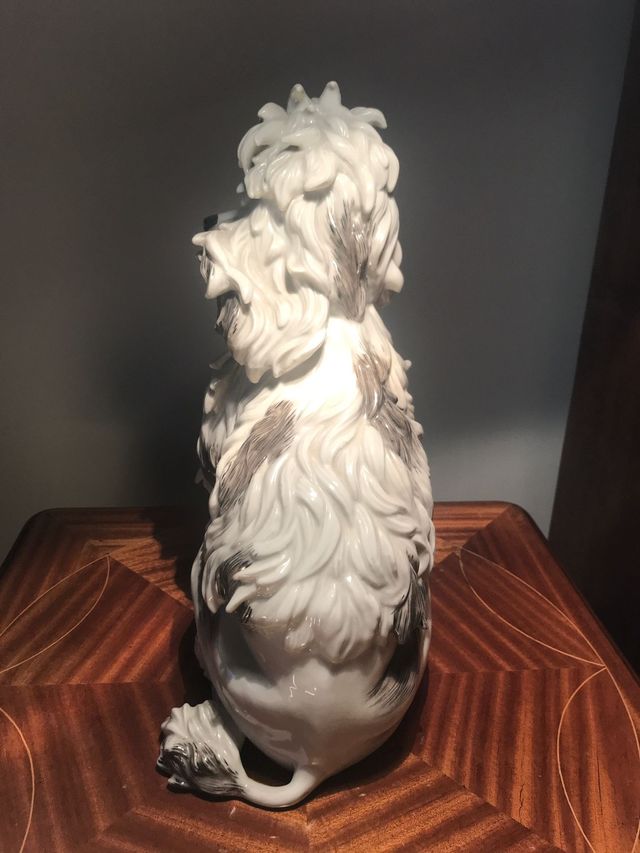 Perro en porcela Alcora M 2070 , altura 34cm