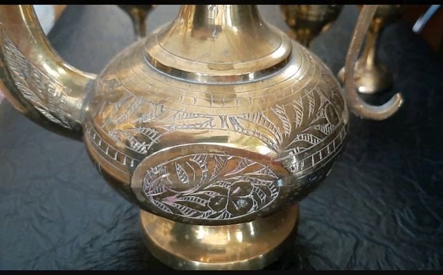 Jarra metal dorado repujado