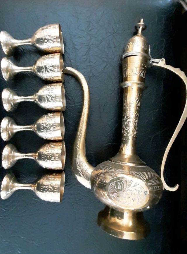 Jarra metal dorado repujado