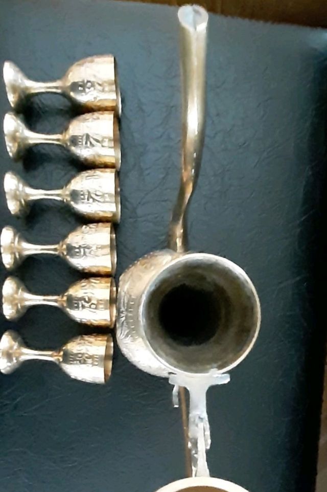 Jarra metal dorado repujado