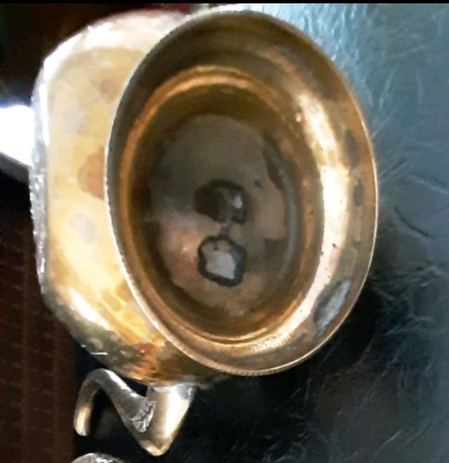 Jarra metal dorado repujado