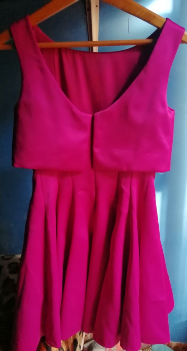 Vestido corto fucsia sin mangas.