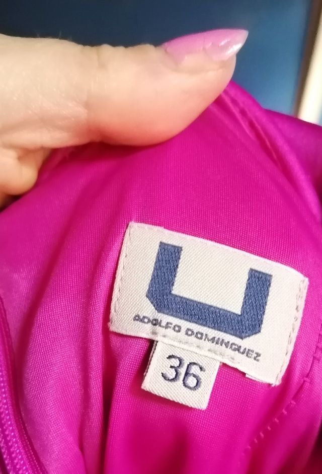 Vestido corto fucsia sin mangas.