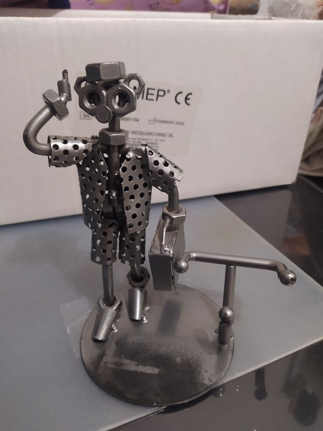 figura metal para poner telefono