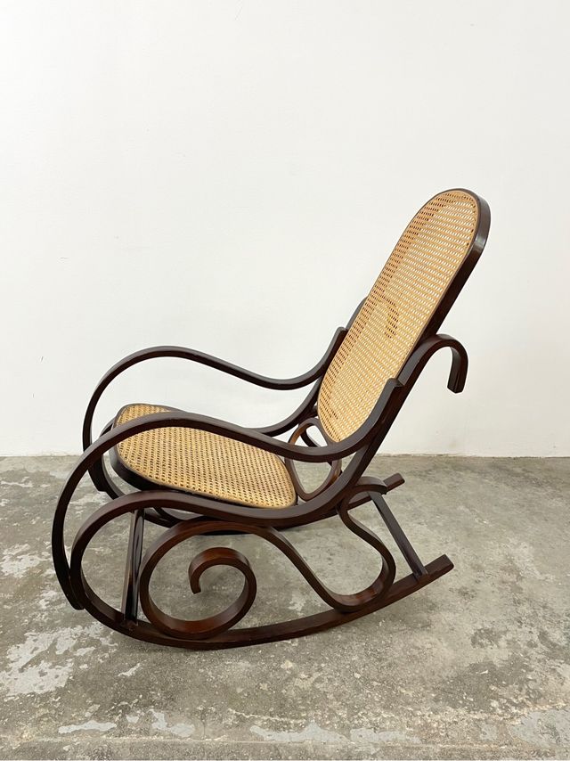 Mecedora de madera y rejilla vintage