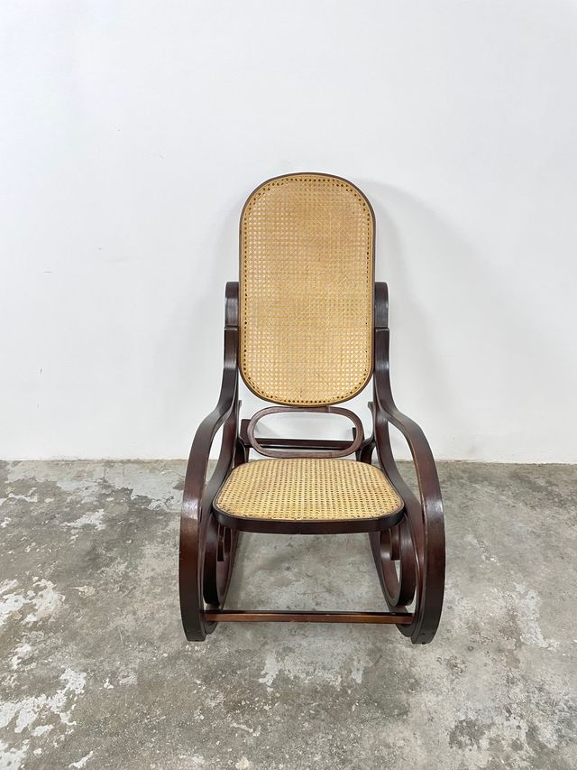 Mecedora de madera y rejilla vintage