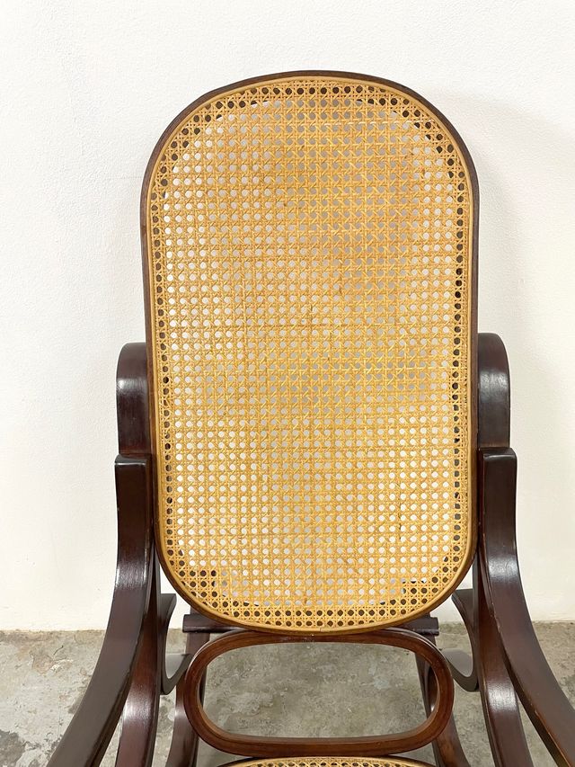 Mecedora de madera y rejilla vintage