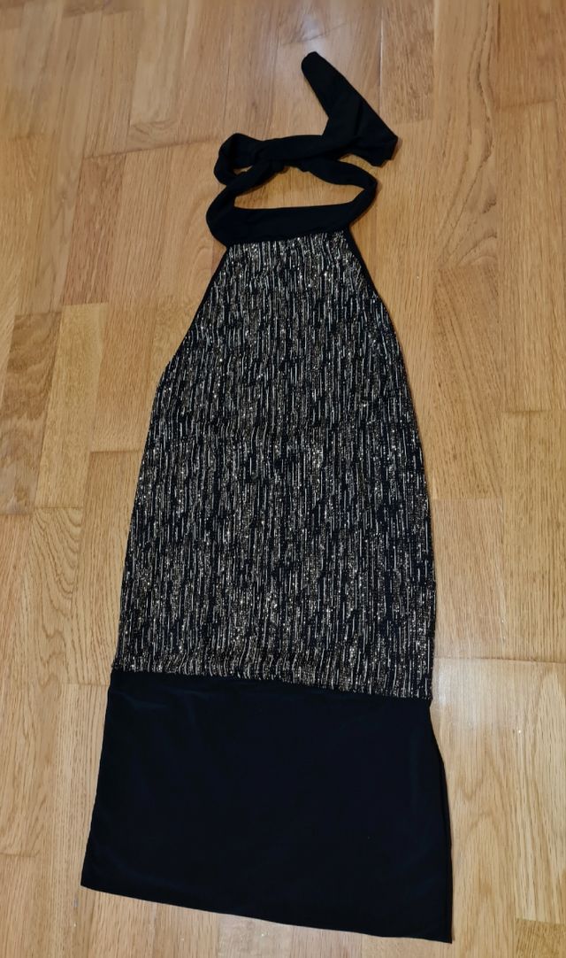 Vestido de fiesta dorado con brillo.