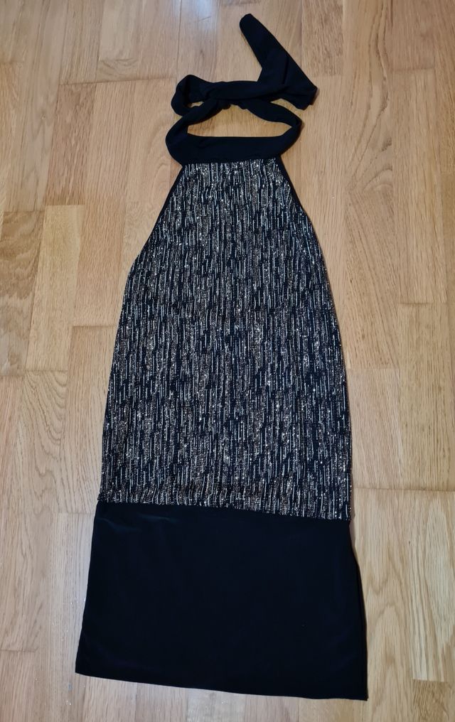 Vestido de fiesta dorado con brillo.