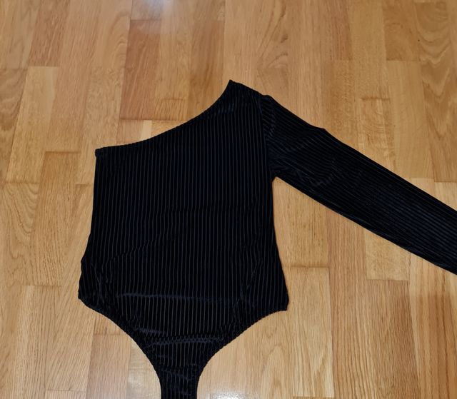 Body negro de rayas Pull and Bear.