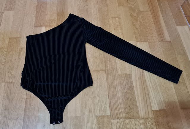 Body negro de rayas Pull and Bear.