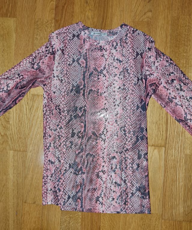 Camiseta rosa leopardo un poco transparente.