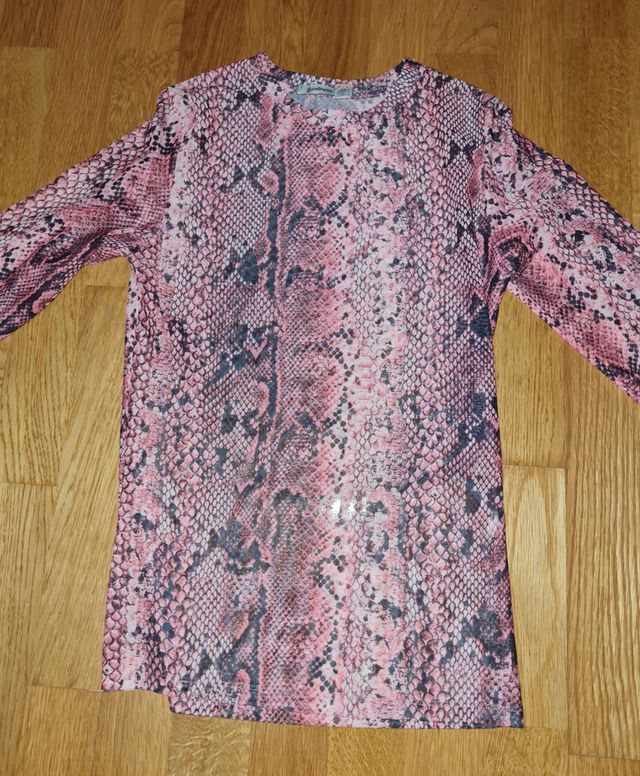 Camiseta rosa leopardo un poco transparente.