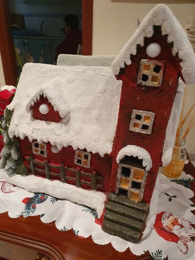 Casa Navideña con luz y música, a pilas