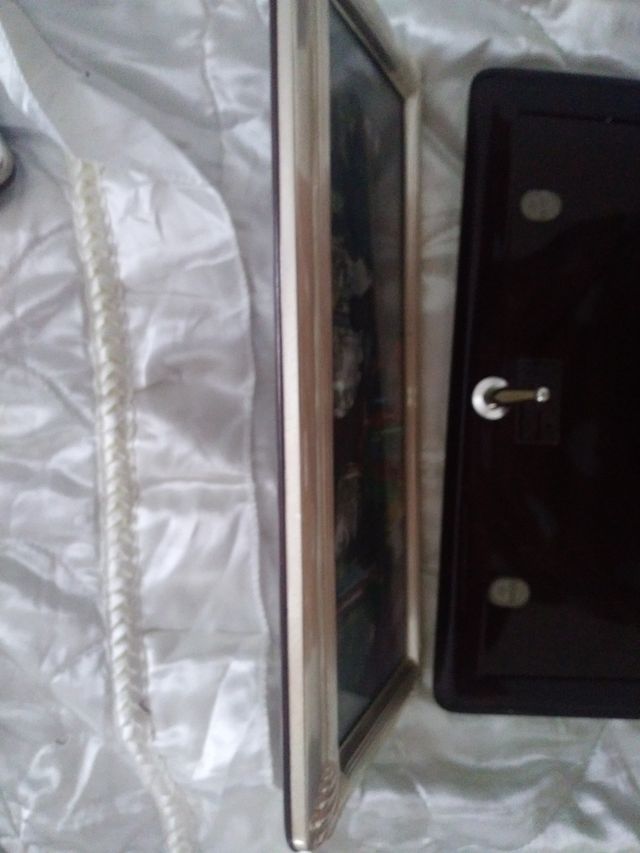 Vendo Cornice in Argento con piedistallo