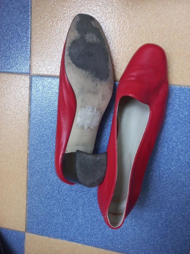 zapatos salón rojos