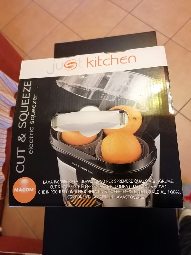 spremiagrumi elettrico cut and squeeze