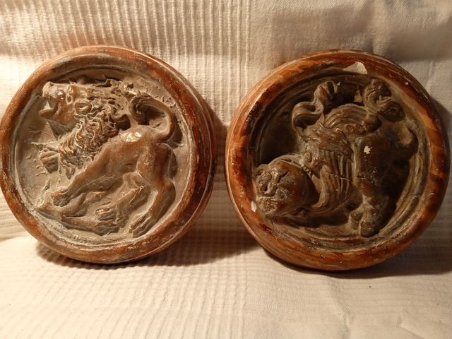 Platos de yeso con figuras