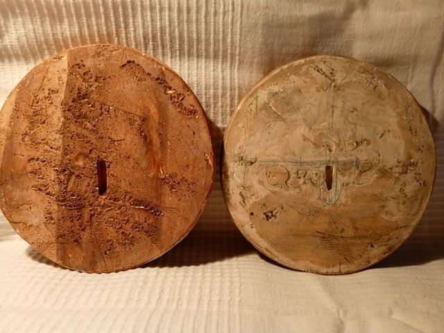 Platos de yeso con figuras