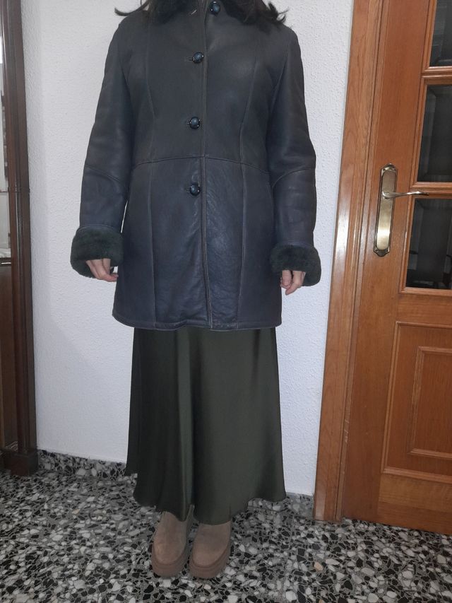 Abrigo piel auténtica por dentro y por fuera.