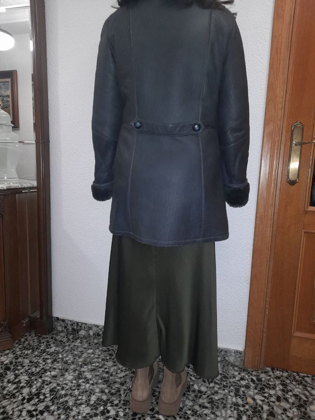 Abrigo piel auténtica por dentro y por fuera.