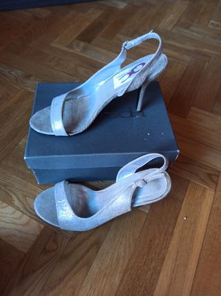 Sandalias blanco roto con plateado talla 38