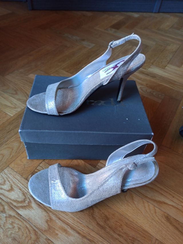Sandalias blanco roto con plateado talla 38