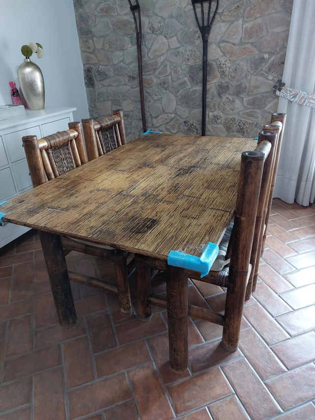 Mesa y sillas de bambú