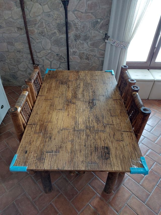 Mesa y sillas de bambú