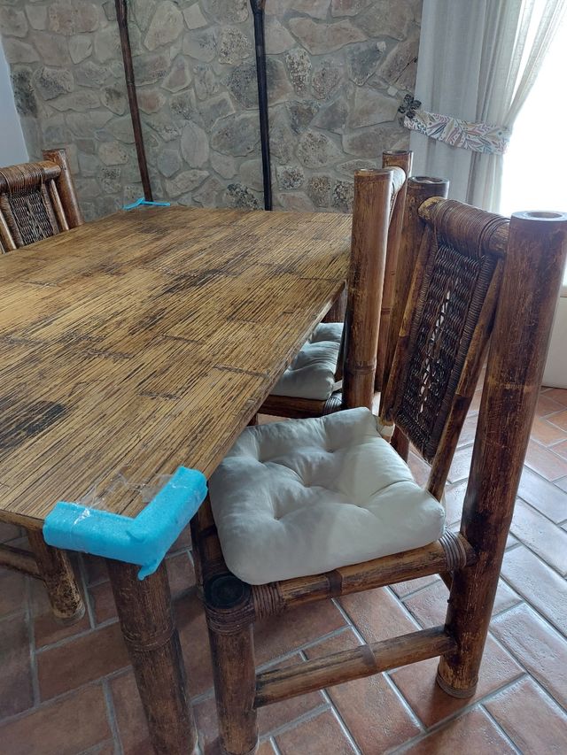 Mesa y sillas de bambú